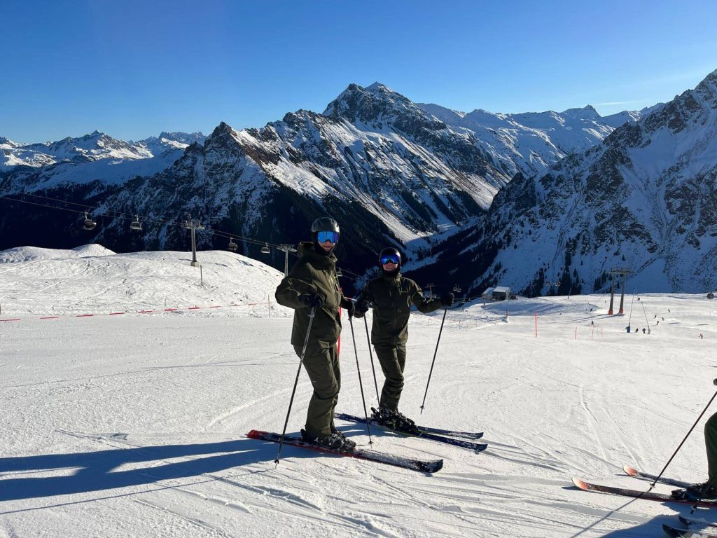 Zwei Skifahrer vom Ski-Club Aßmannshardt vor einem Bergpanorama