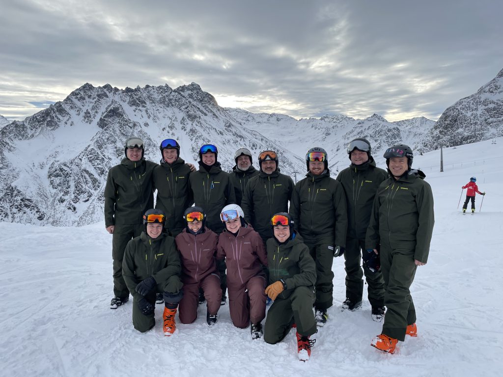 Das Skilehrer-Team des Skiclub Aßmannshardt vor Bergpanorama