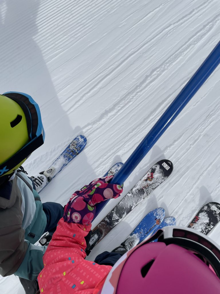 Kinder im Skikurs am Schlepplift