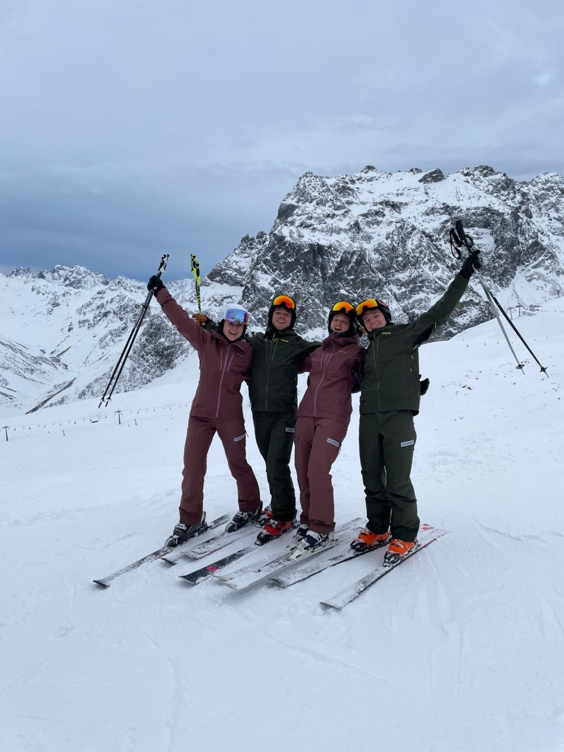 NACHWUX-Team des Skiclub Aßmannshardt jubelt vor Bergkulisse